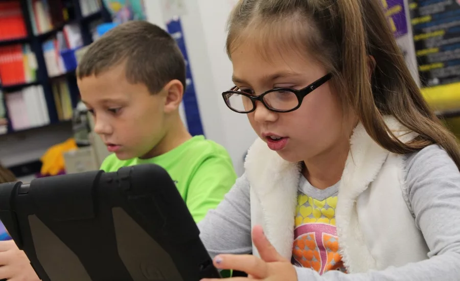 School student uses iPad