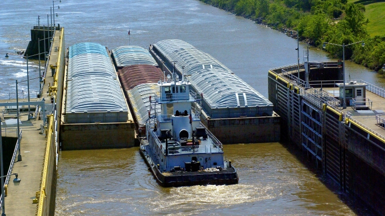 tug-barges-exiting-murray-lock-g8ddcc011c_1920.jpg