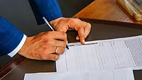 leon-seibert-9i5eqBarv-k-unsplash.jpg sign contract