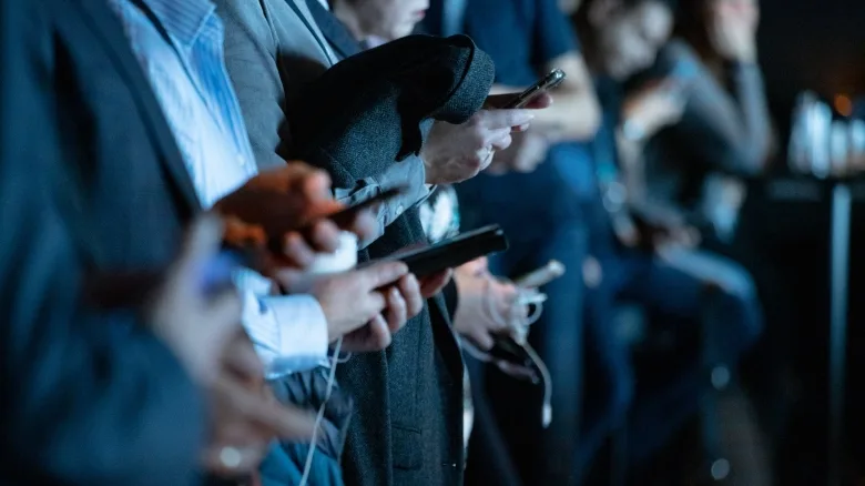 people on cell phones