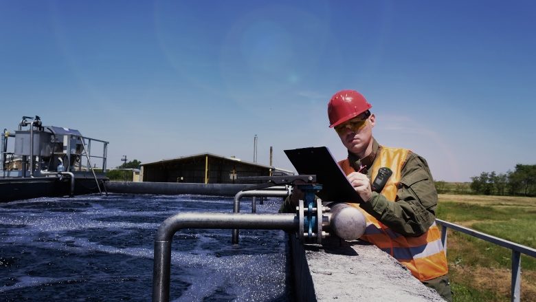 UK water company protects workers with body-worn gas detection devices